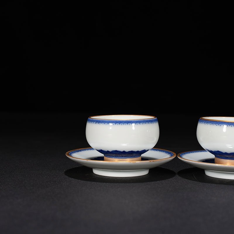Qing Dynasty Qianlong blue and white marigold holder