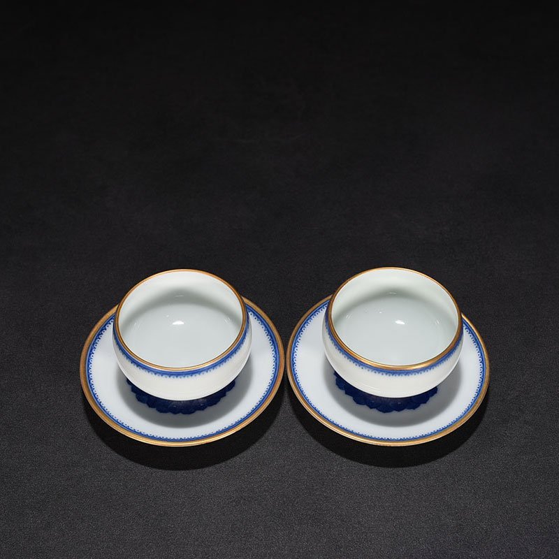 Qing Dynasty Qianlong blue and white marigold holder