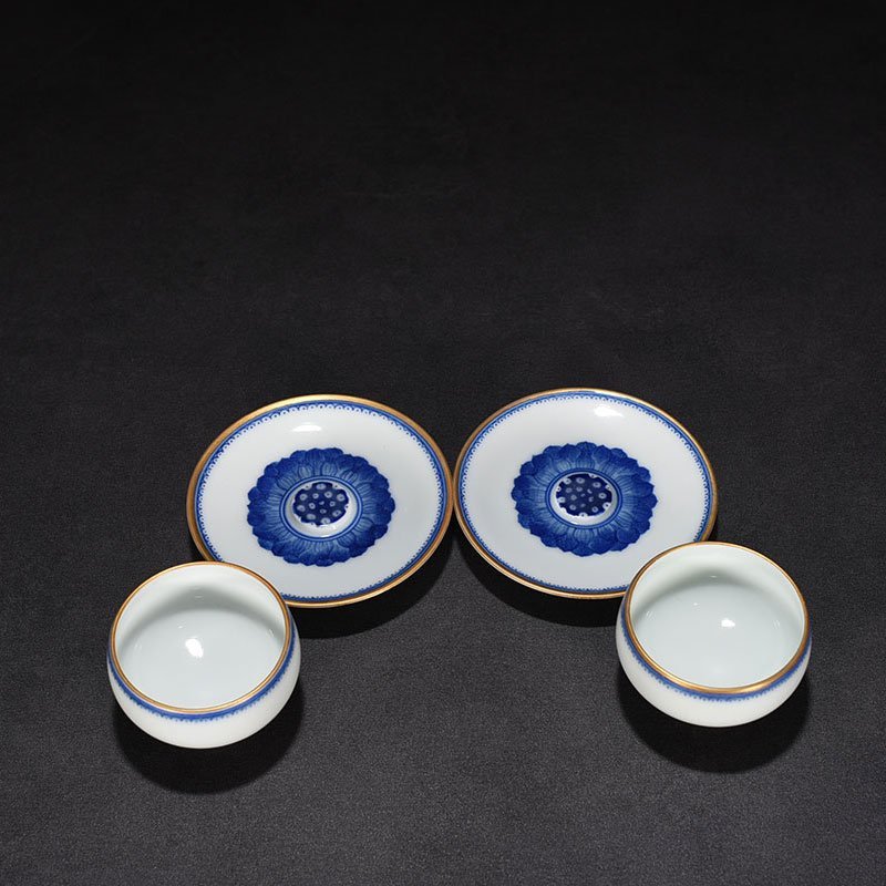 Qing Dynasty Qianlong blue and white marigold holder