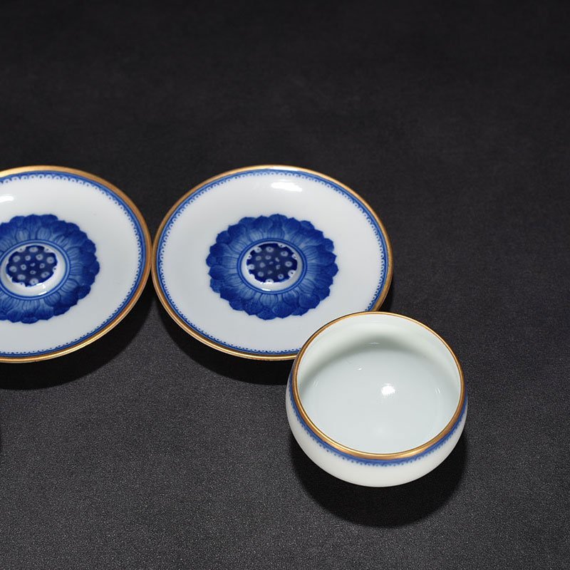 Qing Dynasty Qianlong blue and white marigold holder