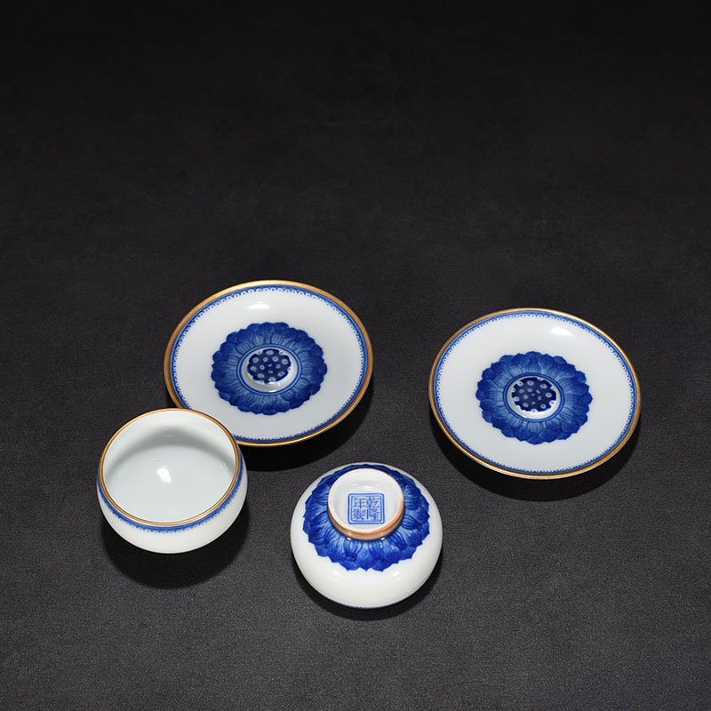 Qing Dynasty Qianlong blue and white marigold holder