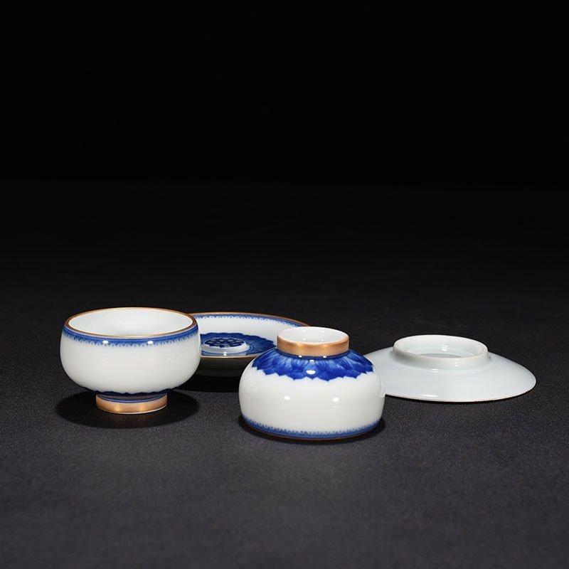 Qing Dynasty Qianlong blue and white marigold holder