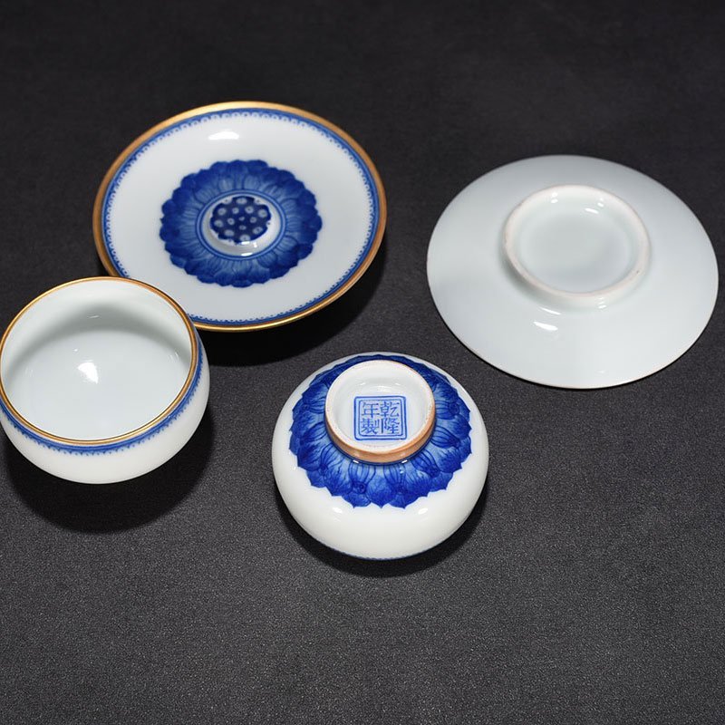 Qing Dynasty Qianlong blue and white marigold holder