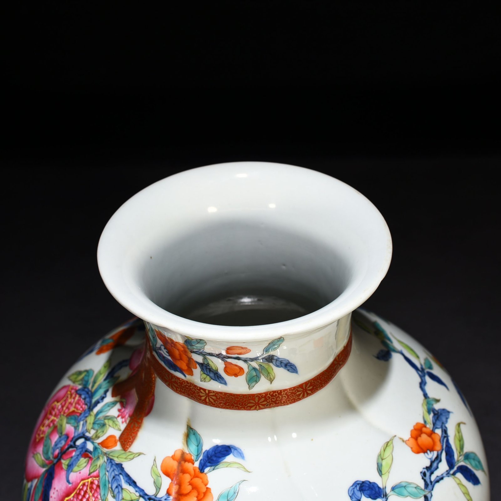 Qing Dynasty Qianlong blue and white doucai multi-pomegranate pattern pomegranate statue