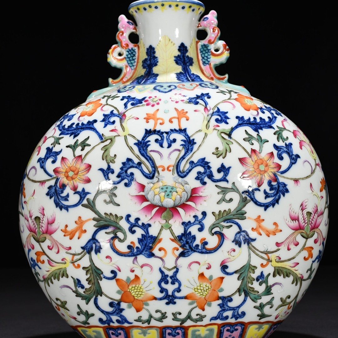 Qing Dynasty Qianlong blue and white doucai flat vase