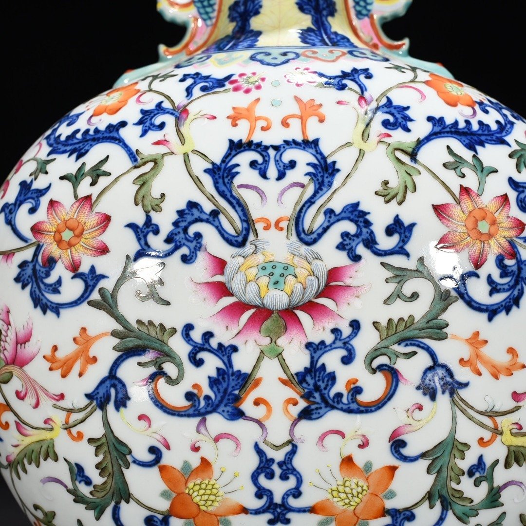 Qing Dynasty Qianlong blue and white doucai flat vase