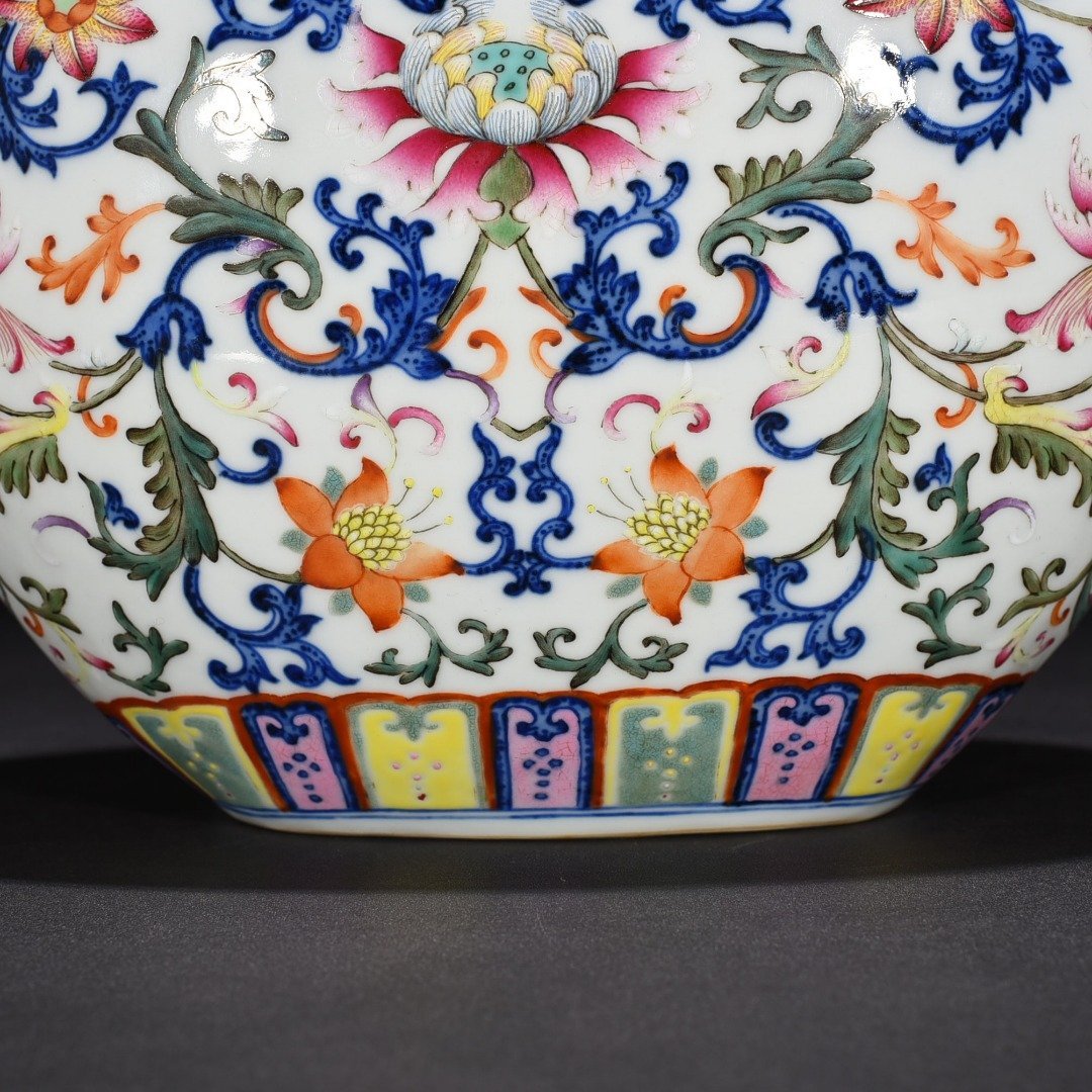 Qing Dynasty Qianlong blue and white doucai flat vase