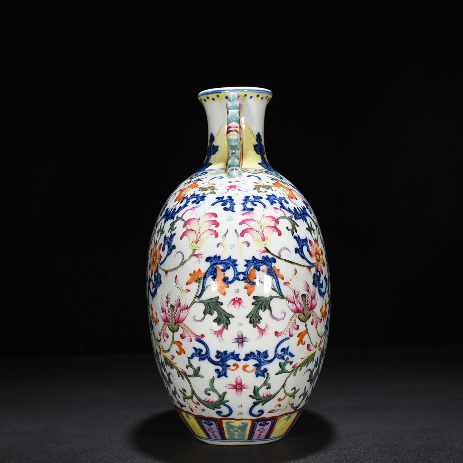 Qing Dynasty Qianlong blue and white doucai flat vase