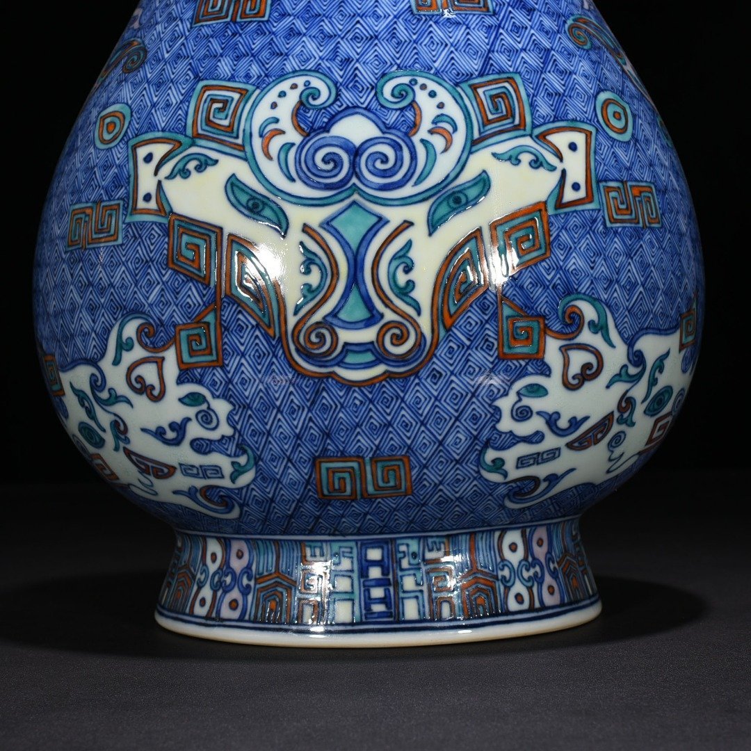 Qing Dynasty Qianlong blue and white Dou Cai Taotie pattern double-eared statue