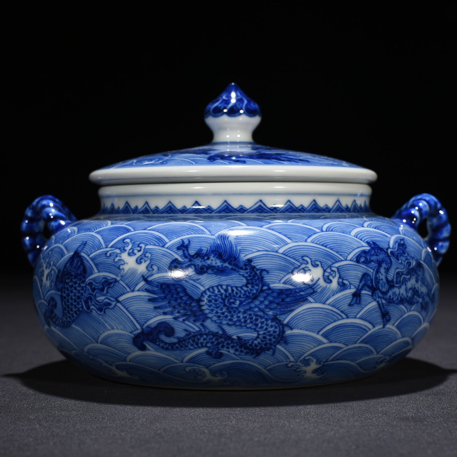 Qing Dynasty Qianlong blue and white sea eight strange pattern double lid jar