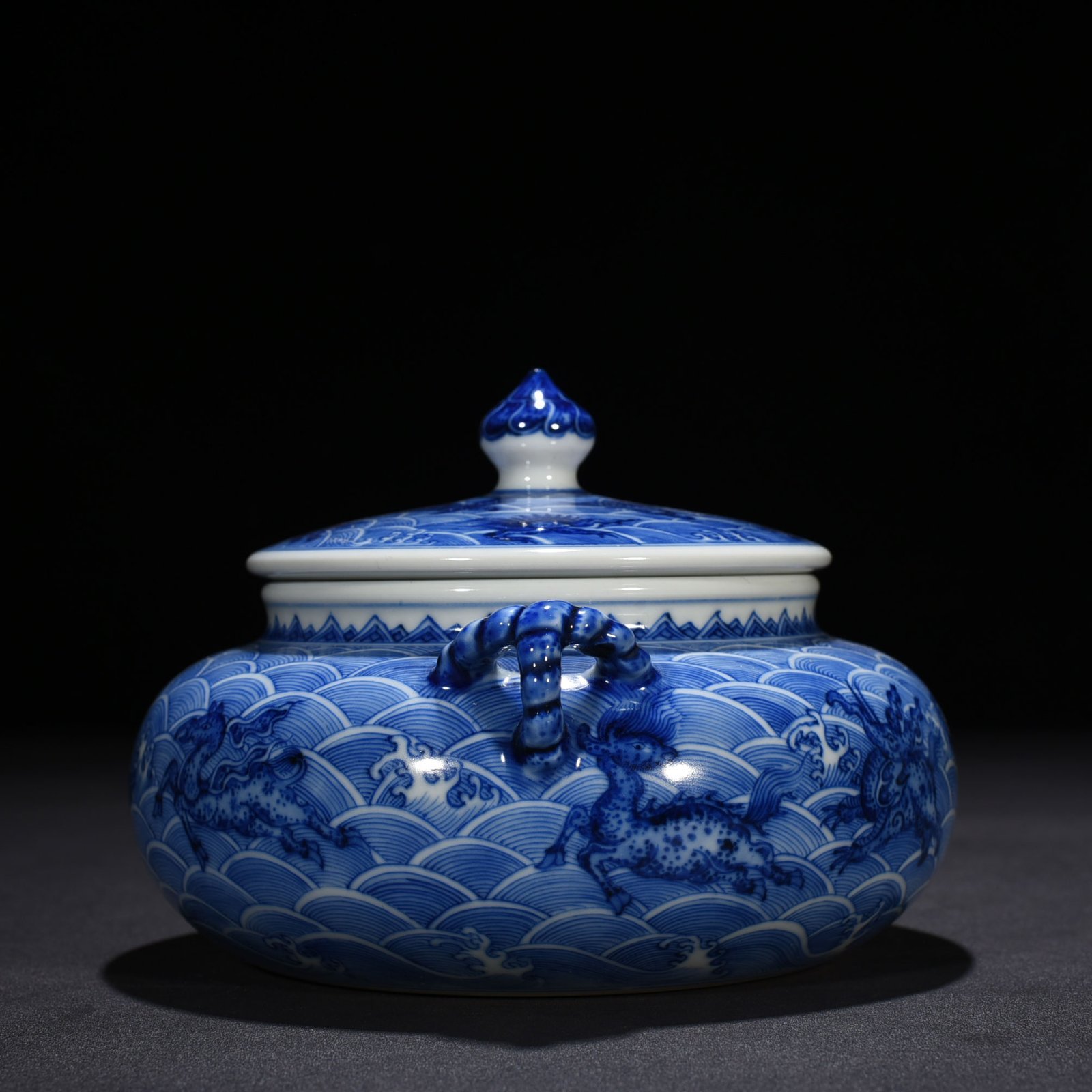 Qing Dynasty Qianlong blue and white sea eight strange pattern double lid jar