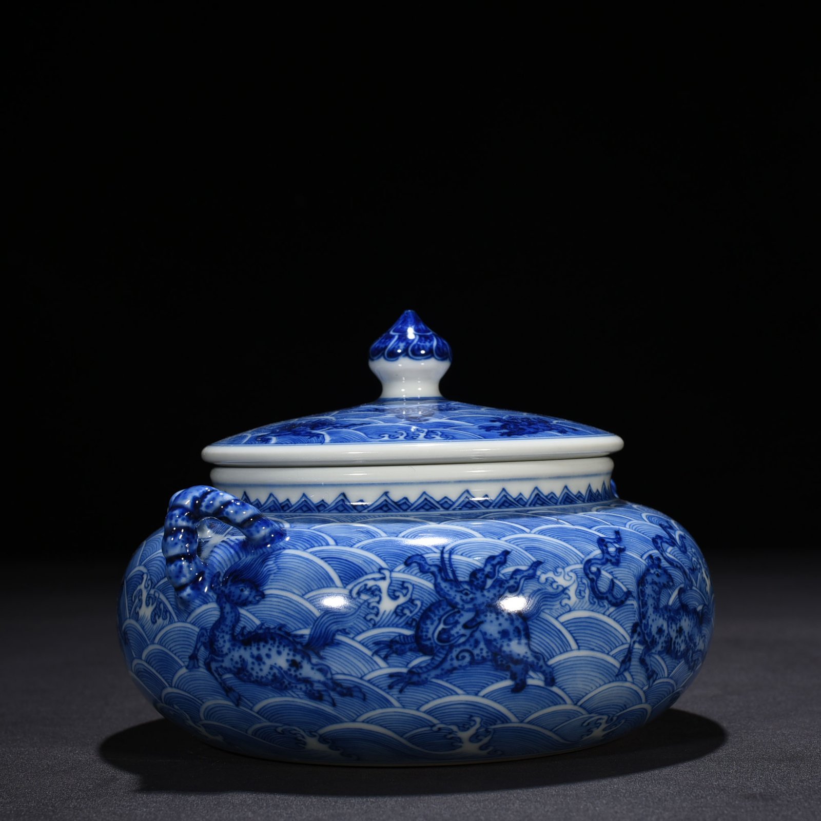 Qing Dynasty Qianlong blue and white sea eight strange pattern double lid jar