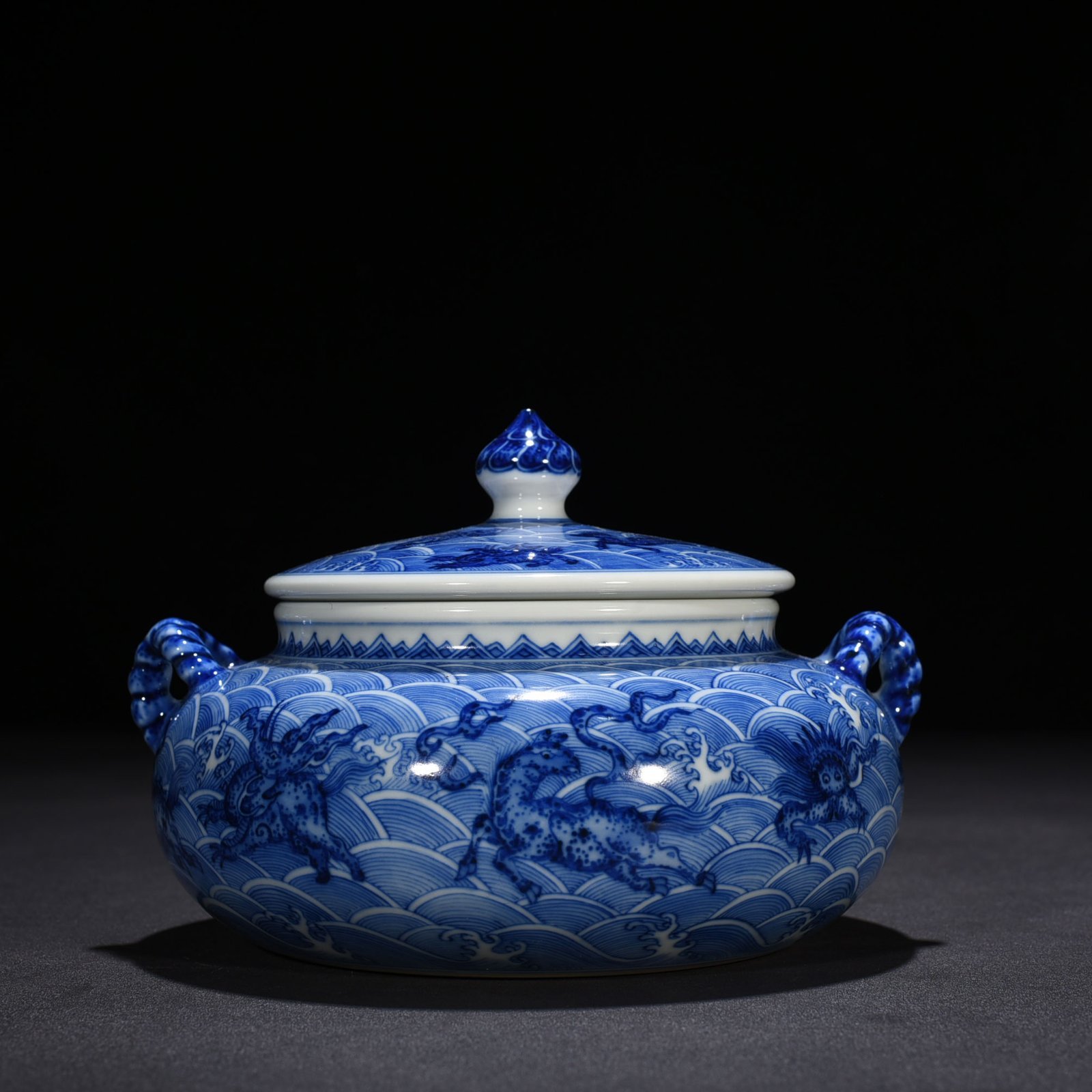 Qing Dynasty Qianlong blue and white sea eight strange pattern double lid jar