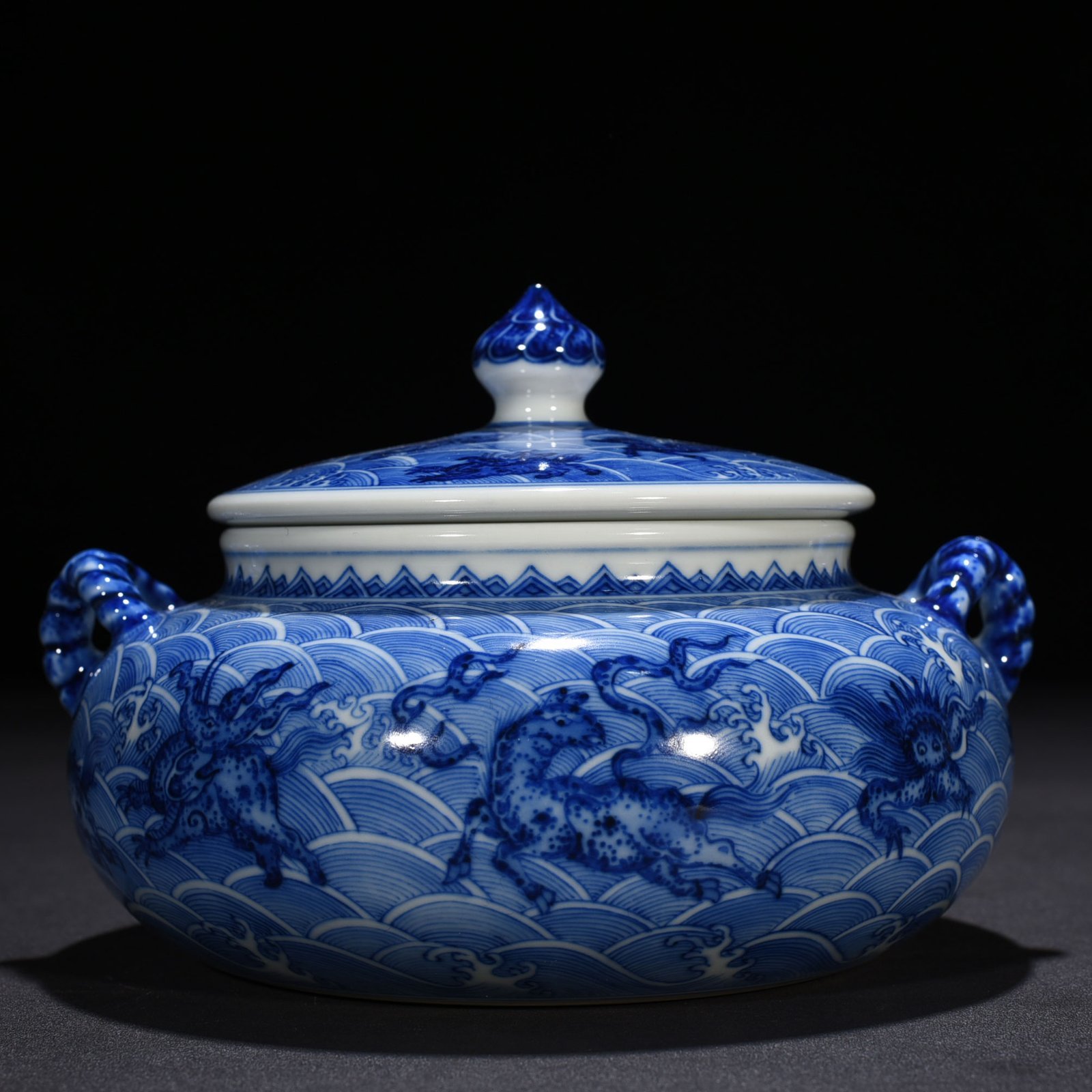 Qing Dynasty Qianlong blue and white sea eight strange pattern double lid jar