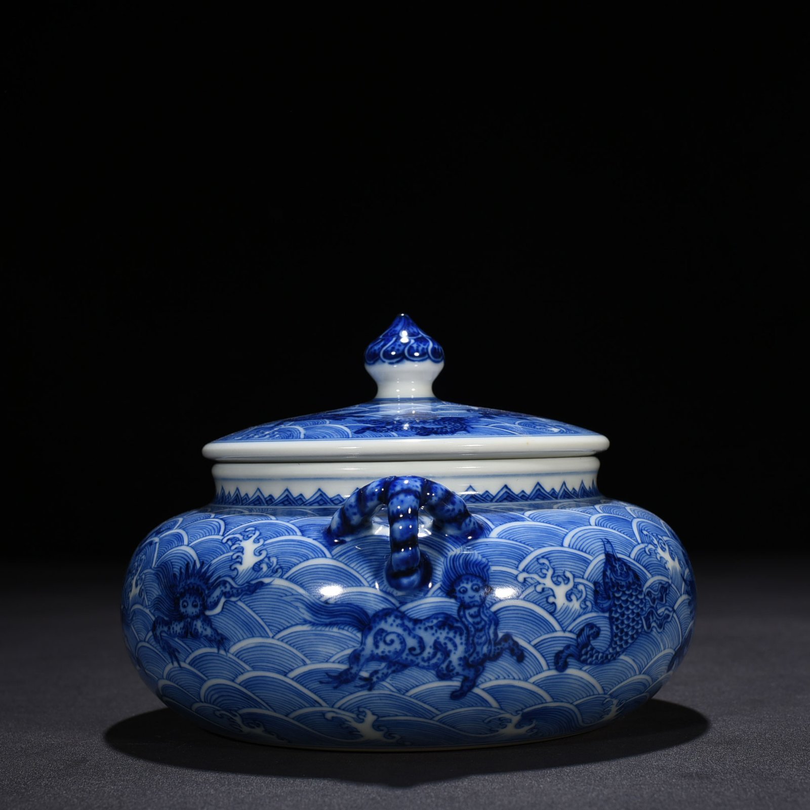 Qing Dynasty Qianlong blue and white sea eight strange pattern double lid jar