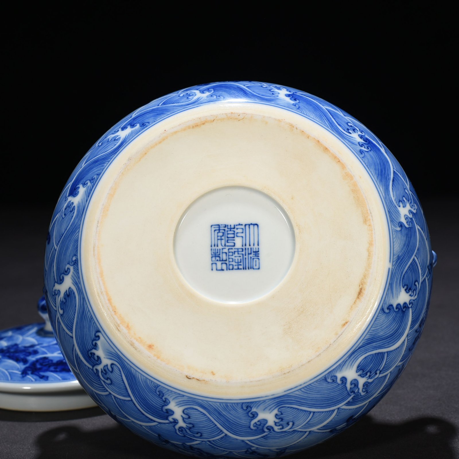 Qing Dynasty Qianlong blue and white sea eight strange pattern double lid jar