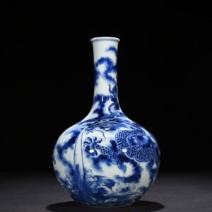Qing Dynasty Qianlong blue and white seawater cloud and dragon pattern celestial sphere vase