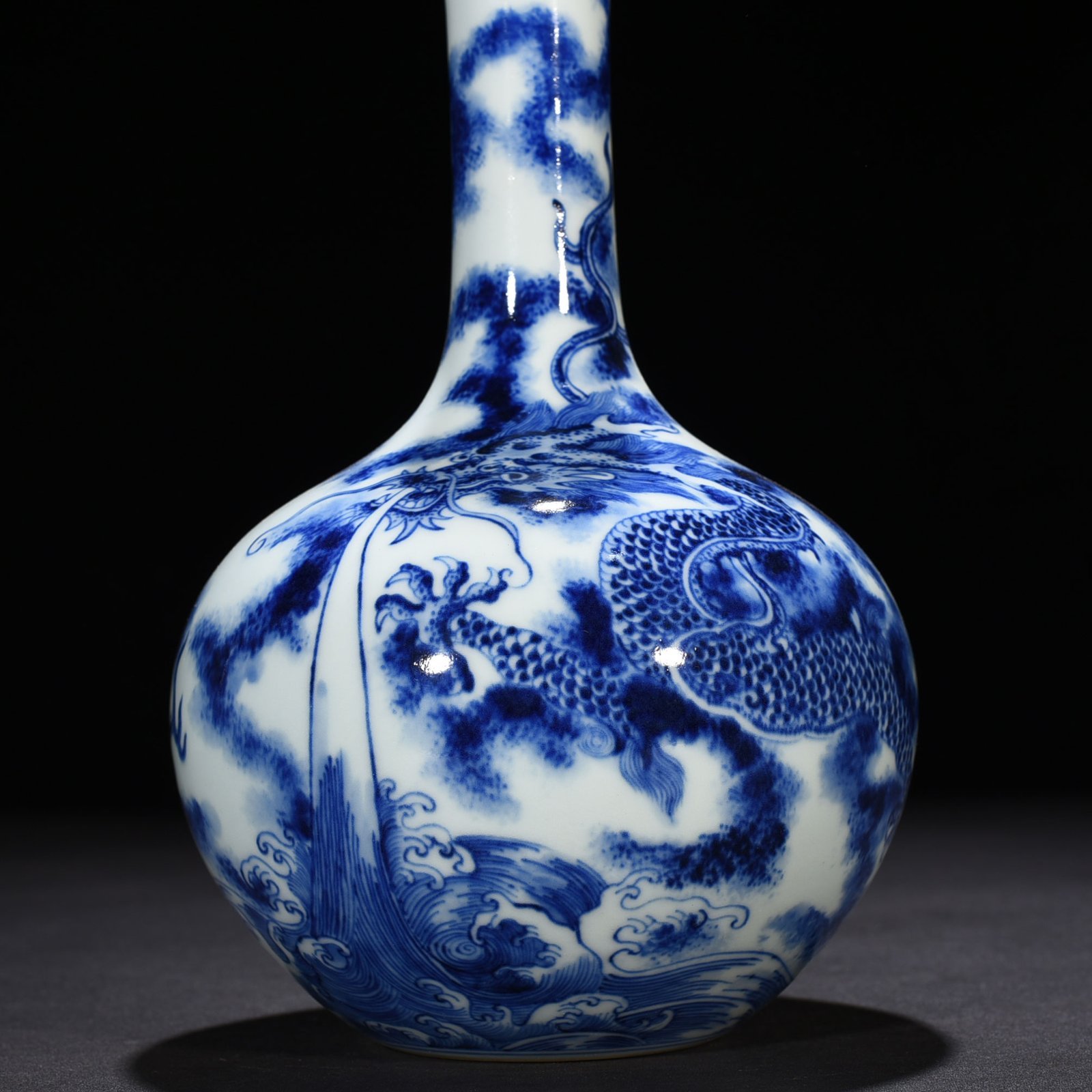 Qing Dynasty Qianlong blue and white seawater cloud and dragon pattern celestial sphere vase