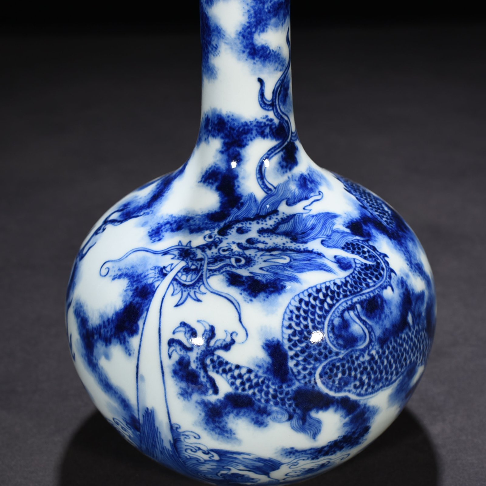 Qing Dynasty Qianlong blue and white seawater cloud and dragon pattern celestial sphere vase