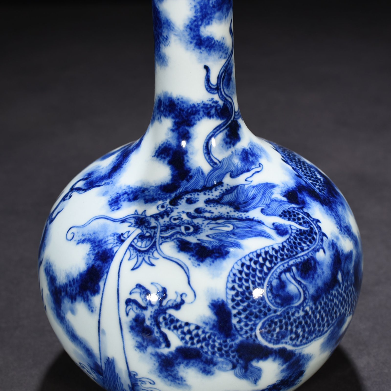 Qing Dynasty Qianlong blue and white seawater cloud and dragon pattern celestial sphere vase
