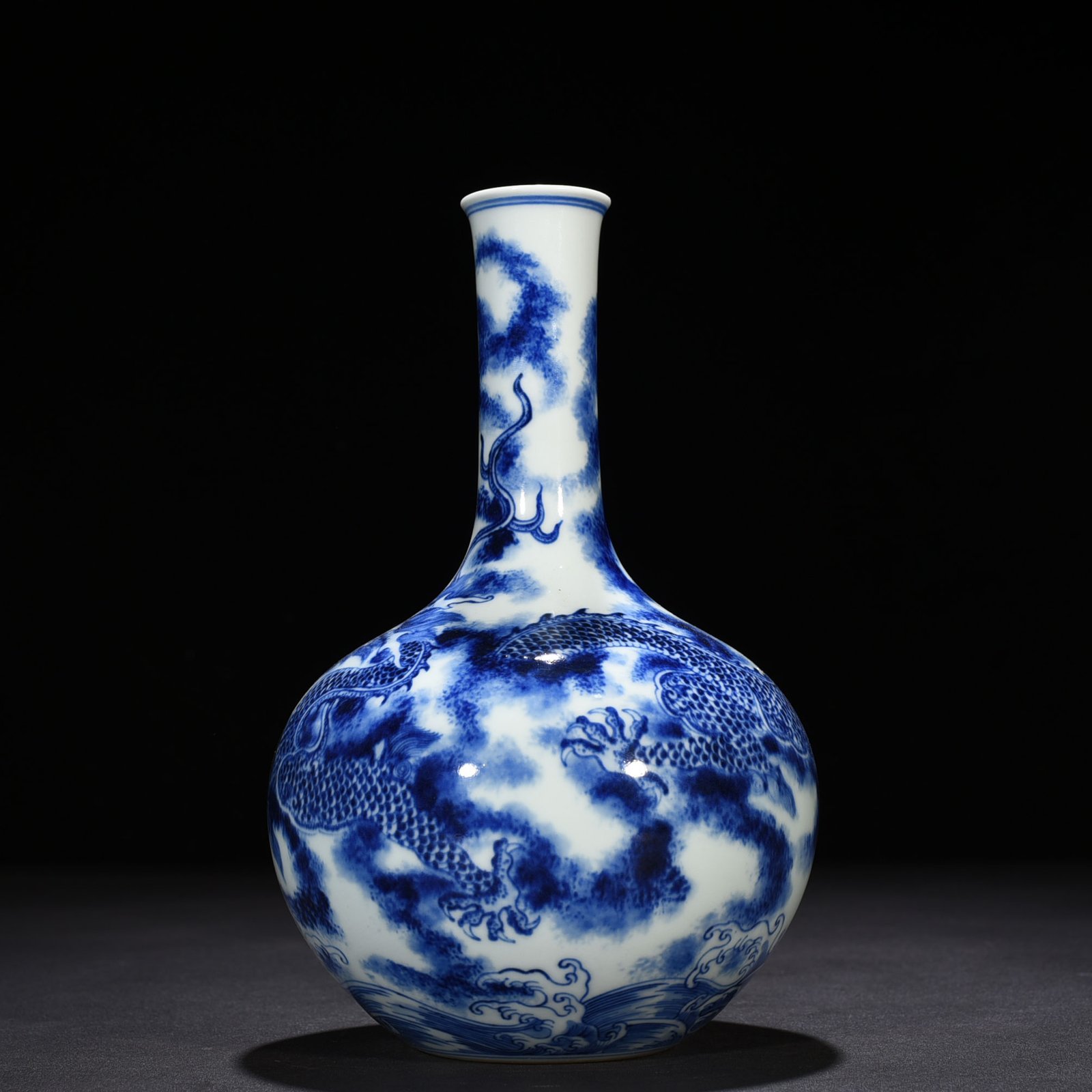 Qing Dynasty Qianlong blue and white seawater cloud and dragon pattern celestial sphere vase