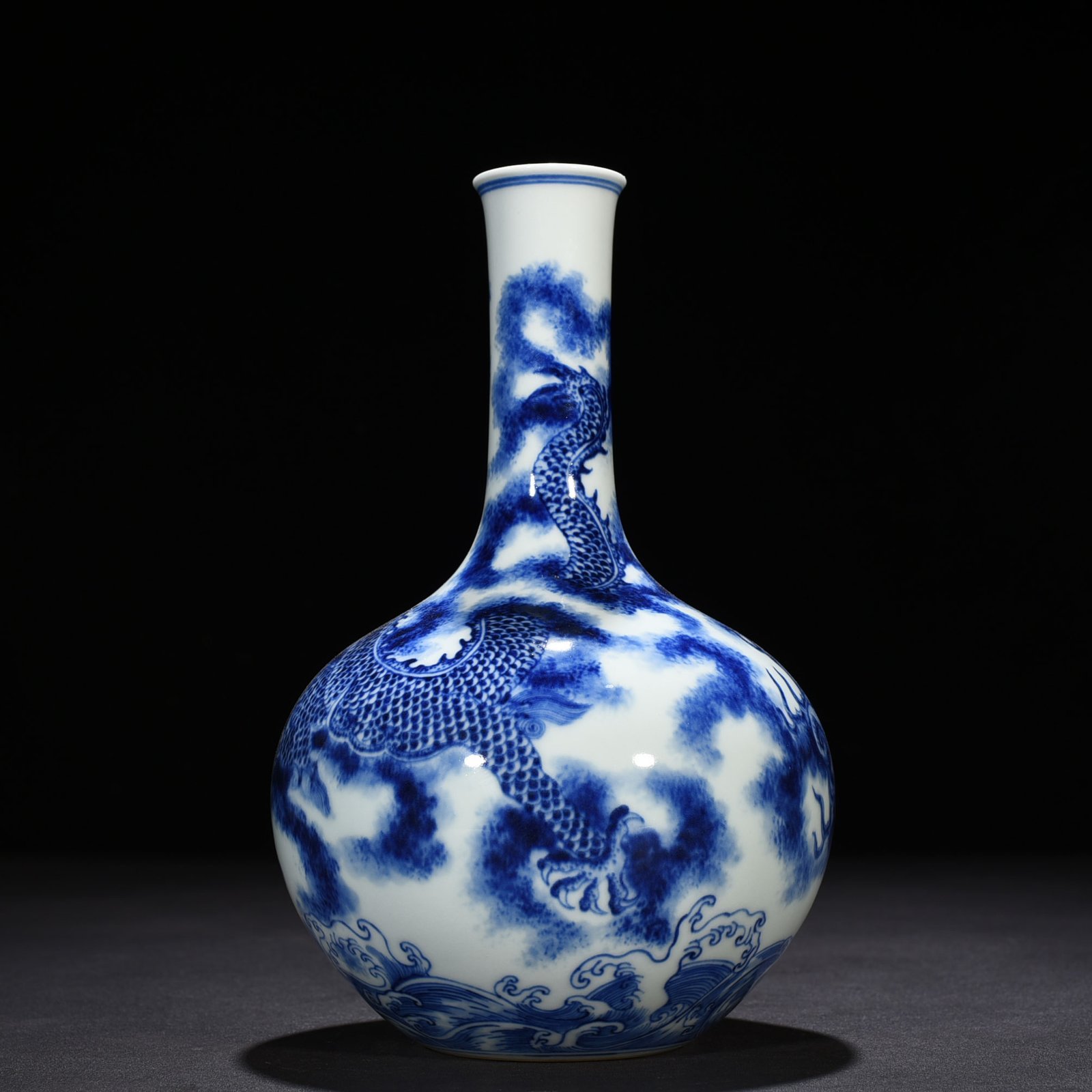 Qing Dynasty Qianlong blue and white seawater cloud and dragon pattern celestial sphere vase