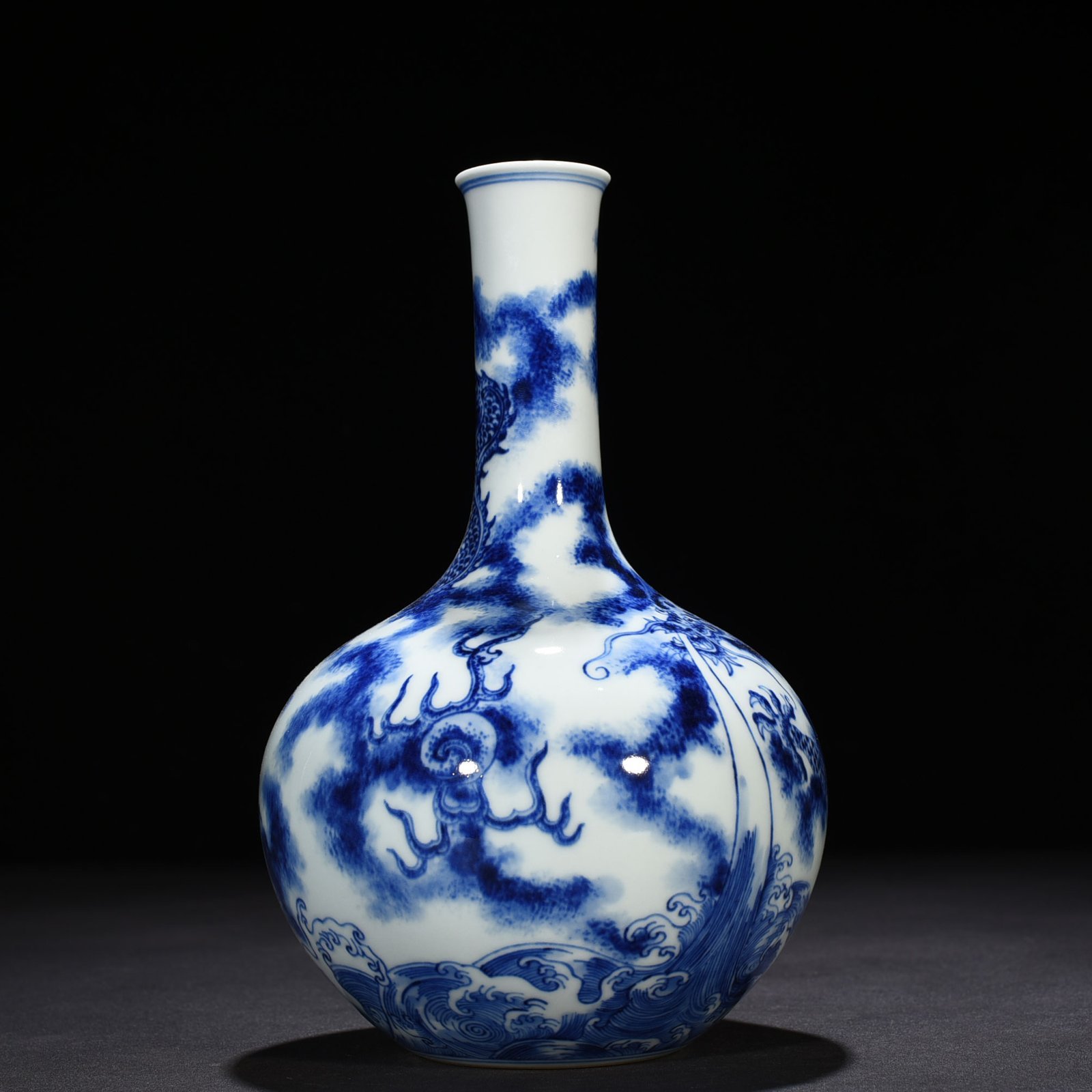 Qing Dynasty Qianlong blue and white seawater cloud and dragon pattern celestial sphere vase