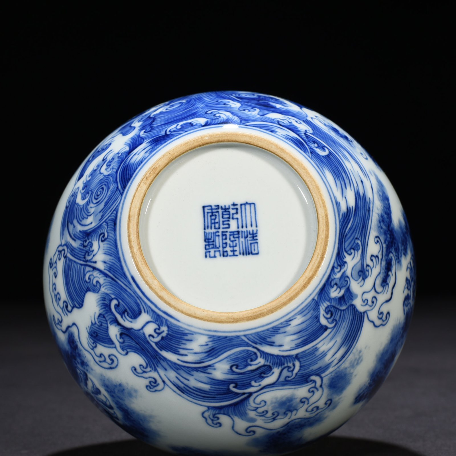 Qing Dynasty Qianlong blue and white seawater cloud and dragon pattern celestial sphere vase
