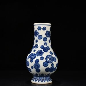 Qing Dynasty Qianlong Blue and White Leather Ball Pattern Pipa Zun