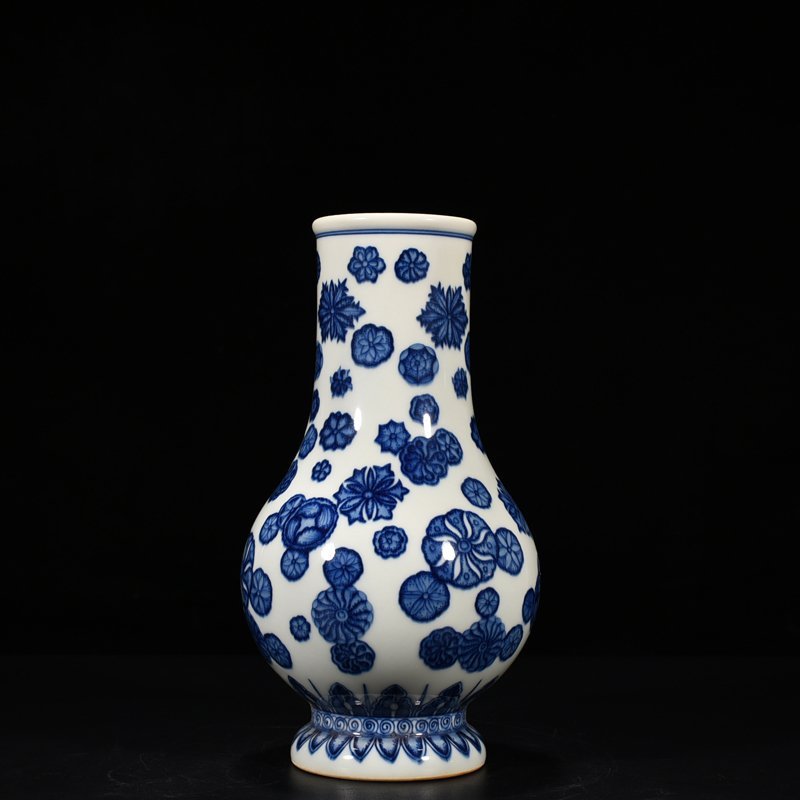 Qing Dynasty Qianlong Blue and White Leather Ball Pattern Pipa Zun