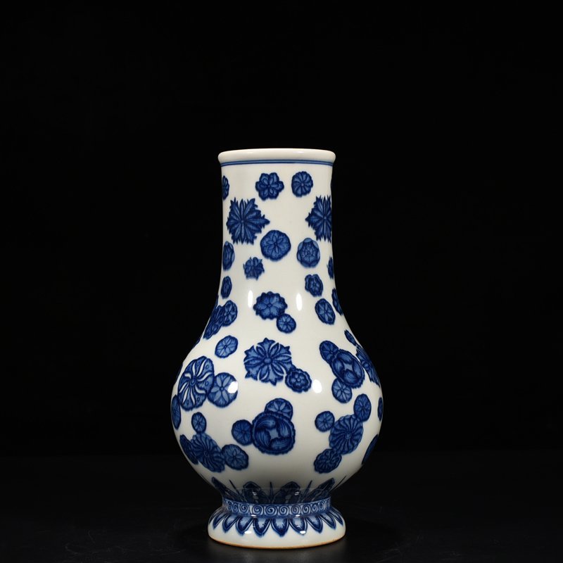 Qing Dynasty Qianlong Blue and White Leather Ball Pattern Pipa Zun