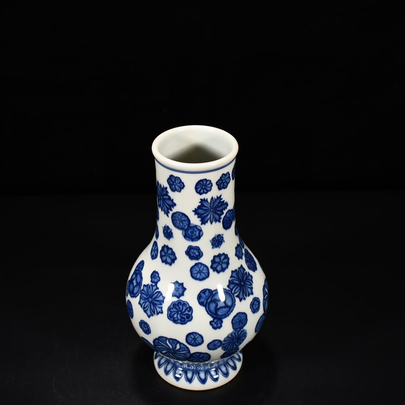 Qing Dynasty Qianlong Blue and White Leather Ball Pattern Pipa Zun