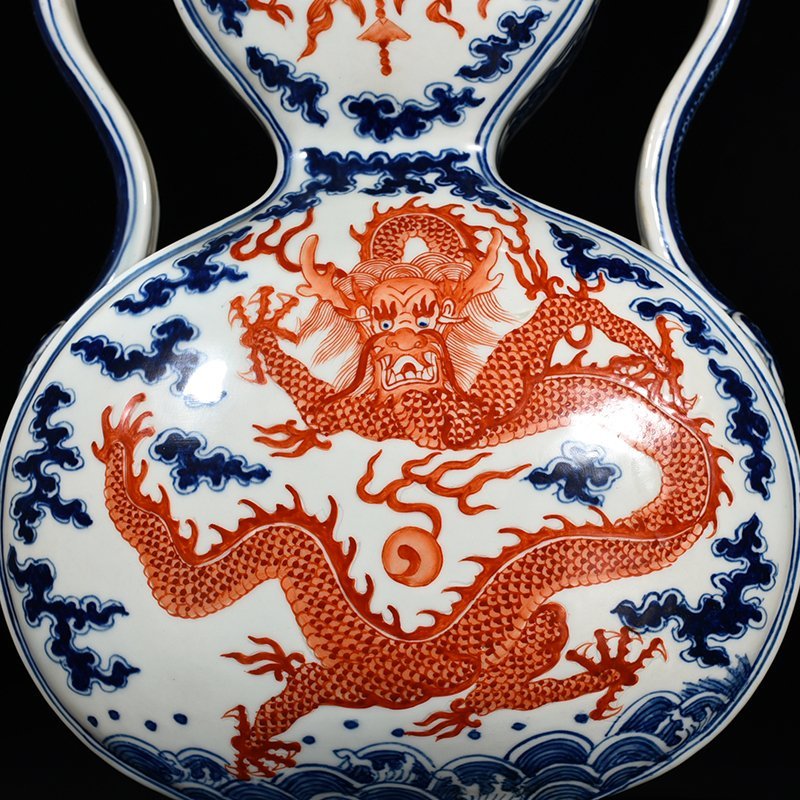 Qing Dynasty Qianlong blue and white alum red eight-treasure dragon pattern gourd flat vase
