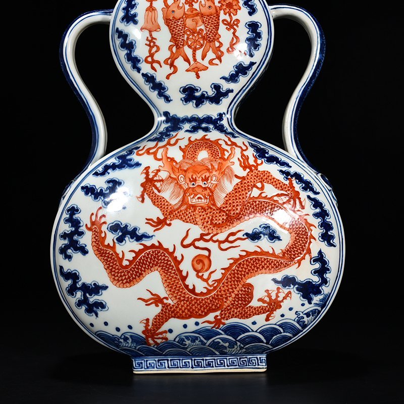Qing Dynasty Qianlong blue and white alum red eight-treasure dragon pattern gourd flat vase