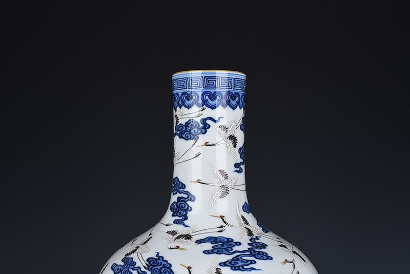 Qing Dynasty Qianlong blue and white pastel cloud and crane pattern celestial sphere vase