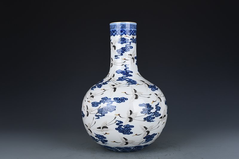Qing Dynasty Qianlong blue and white pastel cloud and crane pattern celestial sphere vase