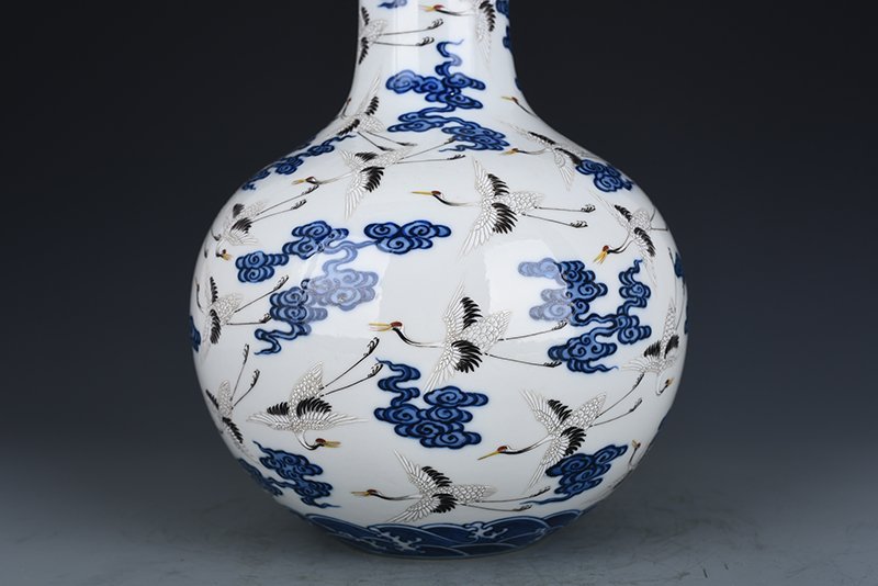 Qing Dynasty Qianlong blue and white pastel cloud and crane pattern celestial sphere vase