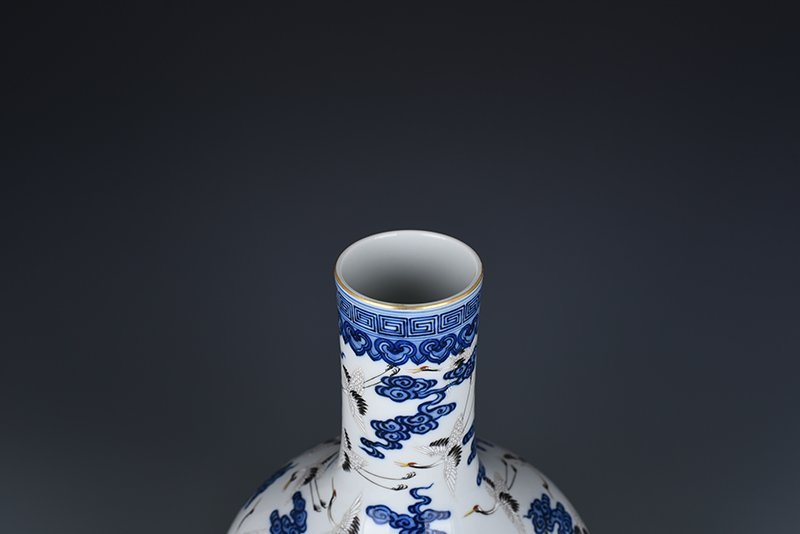 Qing Dynasty Qianlong blue and white pastel cloud and crane pattern celestial sphere vase