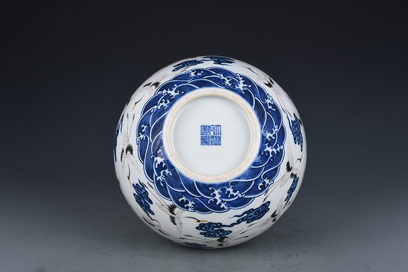 Qing Dynasty Qianlong blue and white pastel cloud and crane pattern celestial sphere vase