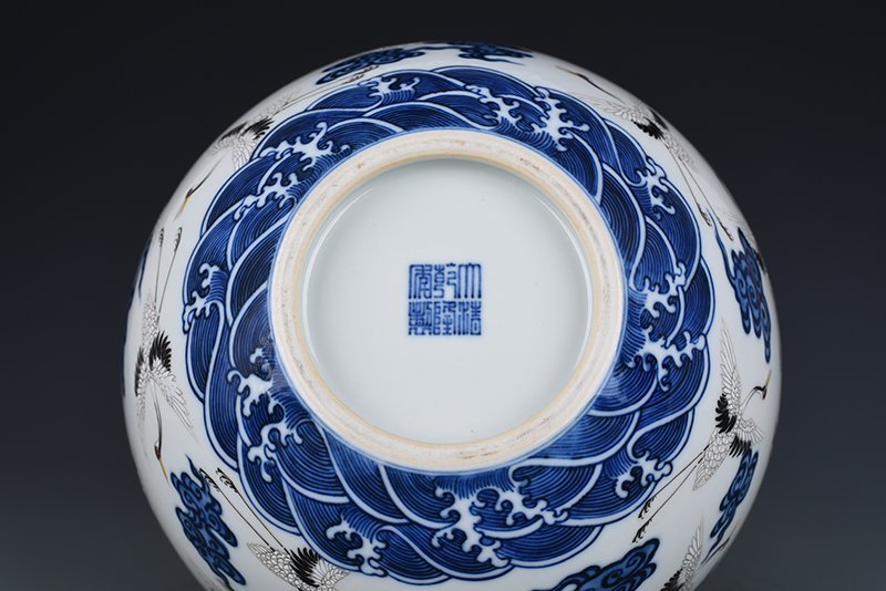 Qing Dynasty Qianlong blue and white pastel cloud and crane pattern celestial sphere vase