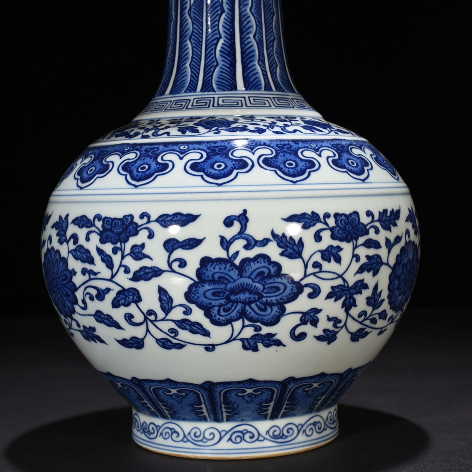 Qing Dynasty Qianlong blue and white vase with intertwining branches and floral patterns