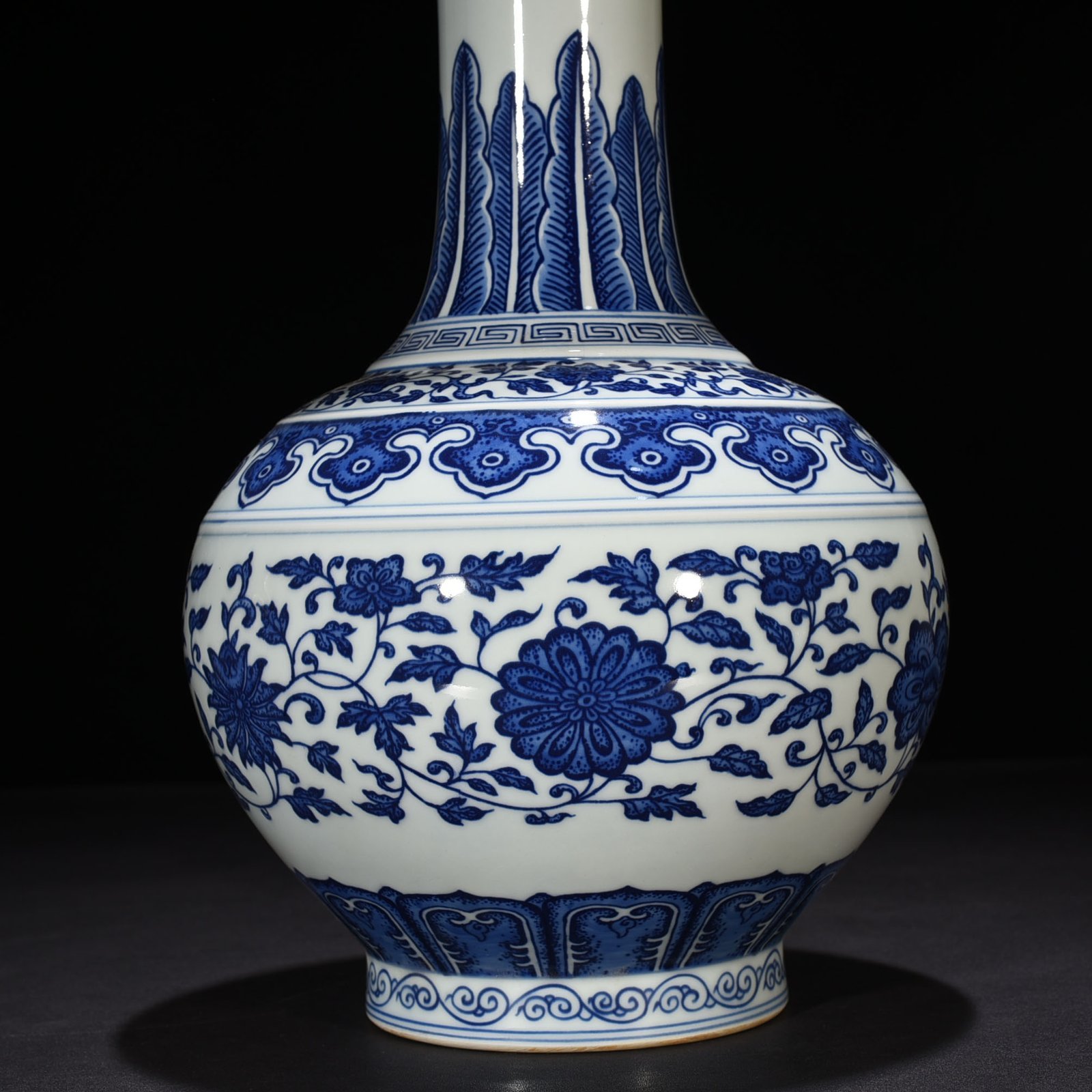 Qing Dynasty Qianlong blue and white vase with intertwining branches and floral patterns