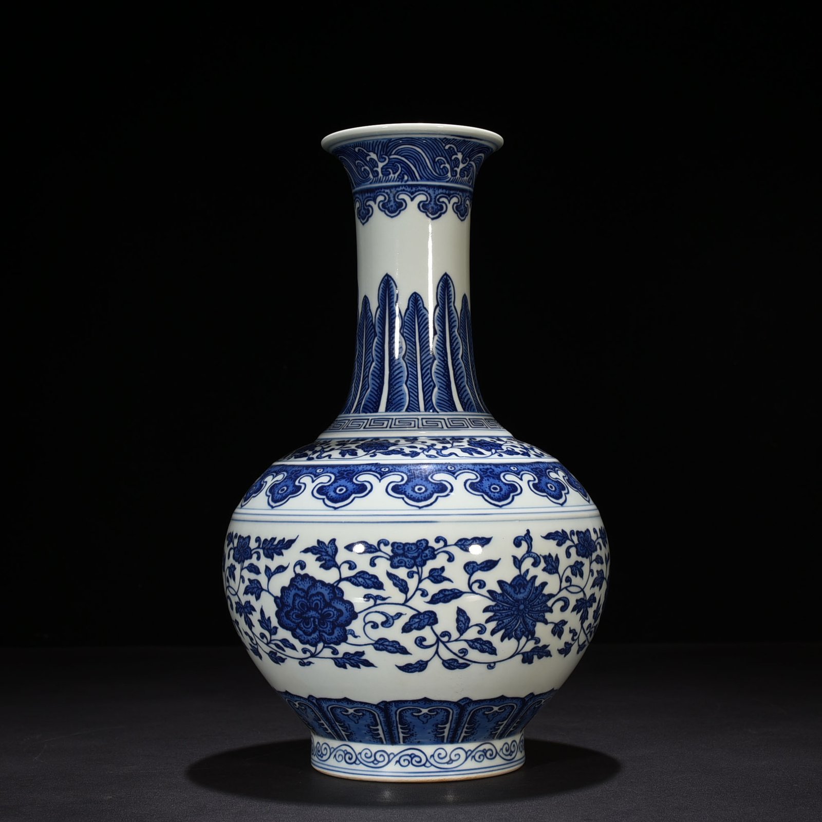 Qing Dynasty Qianlong blue and white vase with intertwining branches and floral patterns