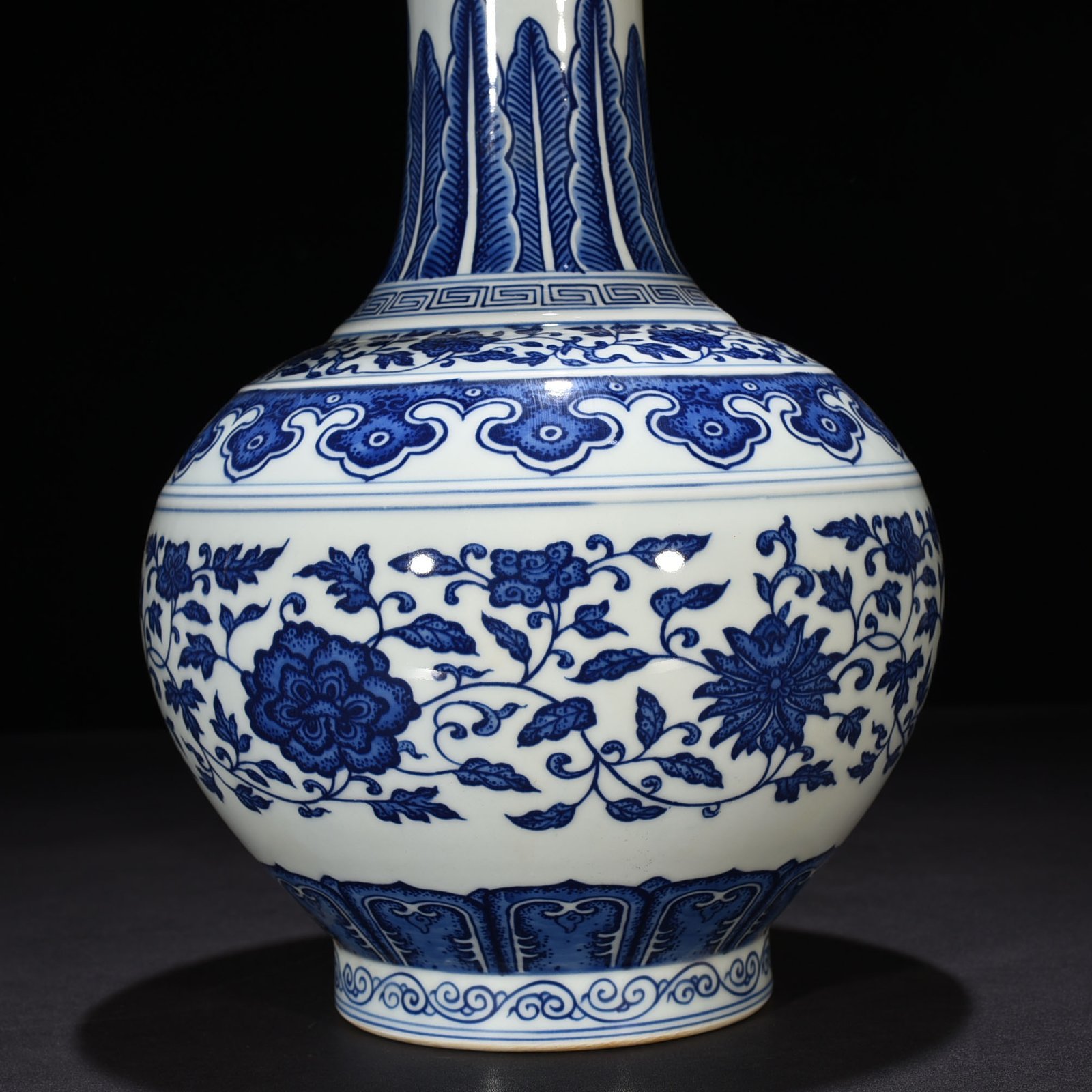 Qing Dynasty Qianlong blue and white vase with intertwining branches and floral patterns