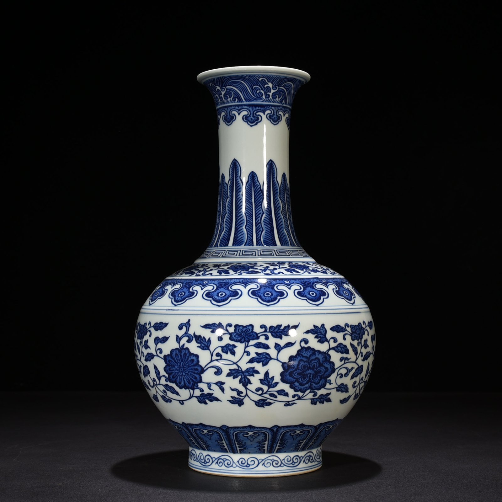 Qing Dynasty Qianlong blue and white vase with intertwining branches and floral patterns