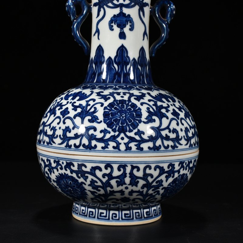 Qing Dynasty Qianlong blue and white vase-shaped fruit box with entwining lotus pattern