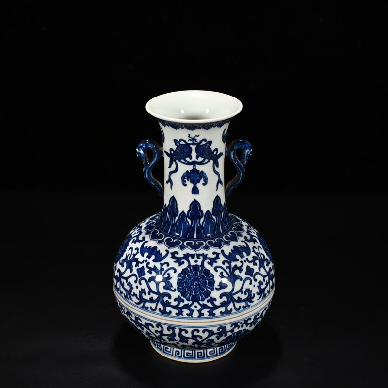 Qing Dynasty Qianlong blue and white vase-shaped fruit box with entwining lotus pattern