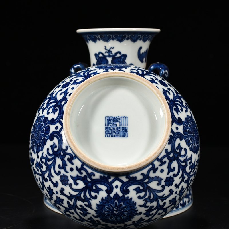 Qing Dynasty Qianlong blue and white vase-shaped fruit box with entwining lotus pattern