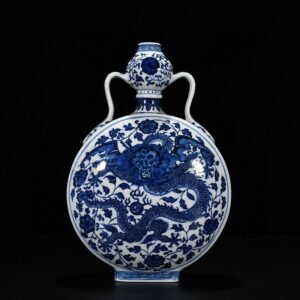 Qing Dynasty Qianlong blue and white pterodactyl pierced pattern Ruyi ears holding the moon vase