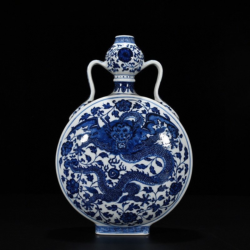 Qing Dynasty Qianlong blue and white pterodactyl pierced pattern Ruyi ears holding the moon vase